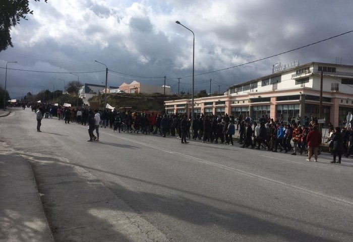 Μυτιλήνη: Καρέ καρέ η «κάθοδος» των 2.000 μεταναστών - Υποκίνηση εξετάζουν οι Αρχές