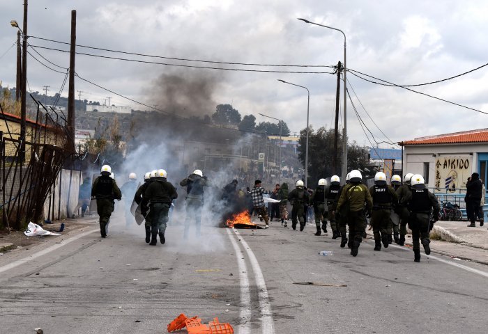 Μυτιλήνη: Καρέ καρέ η «κάθοδος» των 2.000 μεταναστών - Υποκίνηση εξετάζουν οι Αρχές