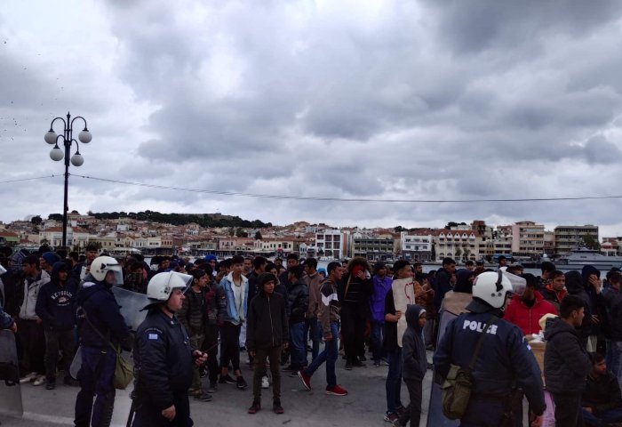 Μυτιλήνη: Καρέ καρέ η «κάθοδος» των 2.000 μεταναστών - Υποκίνηση εξετάζουν οι Αρχές