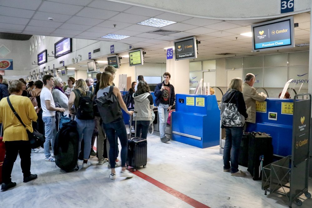 Τουρίστες στο αεροδρόμιο του Ηρακλείου