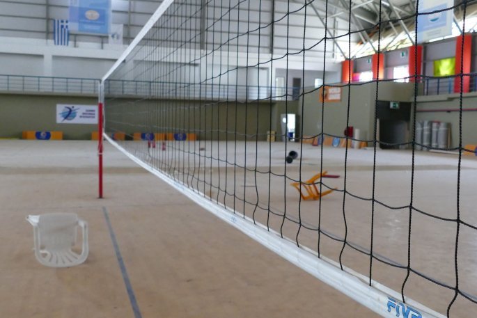 Σπασμένες καρέκλες και σκουπίδια πάνω στο πανάκριβο παρκέ