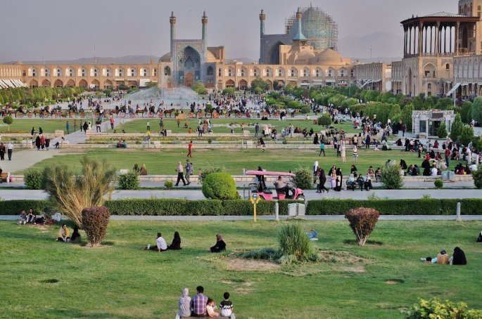 9._esfahan-i_plateia_toy_imami_i_deyteri_megalyteri_plateia_ston_kosmo_meta_tin_tien_an_men_toy_pekinoy.jpg