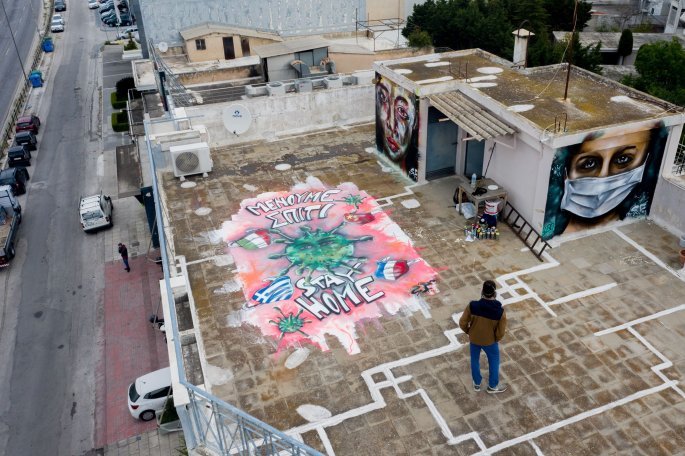 Γκράφιτι για τον κορονοϊό σε ταράτσα της Αθήνας