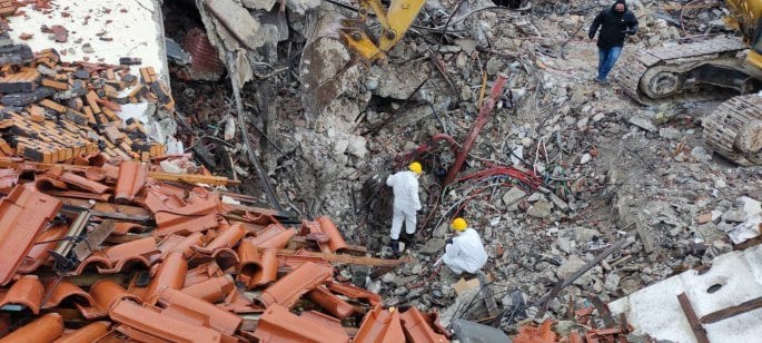 Έρευνες στο σημείο όπου κατέρρευσε το ξενοδοχείο Tsamis