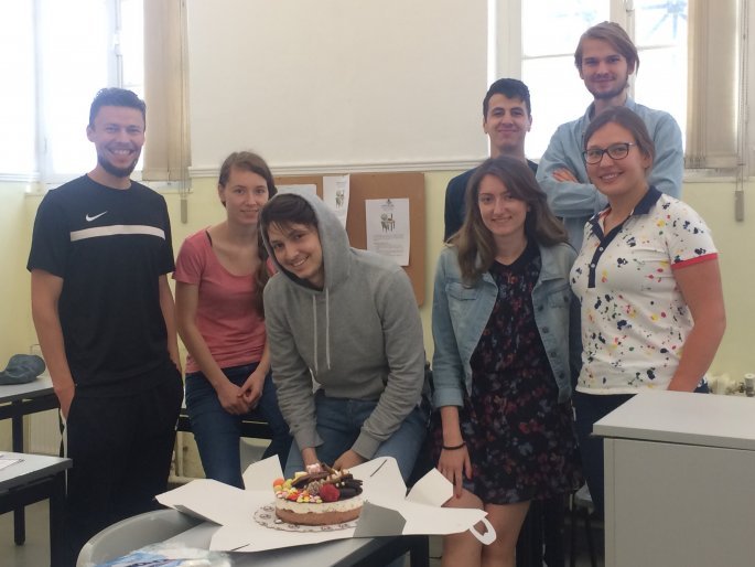 Η Rula Chalamani με συμφοιτητές της στο ΑΠΘ