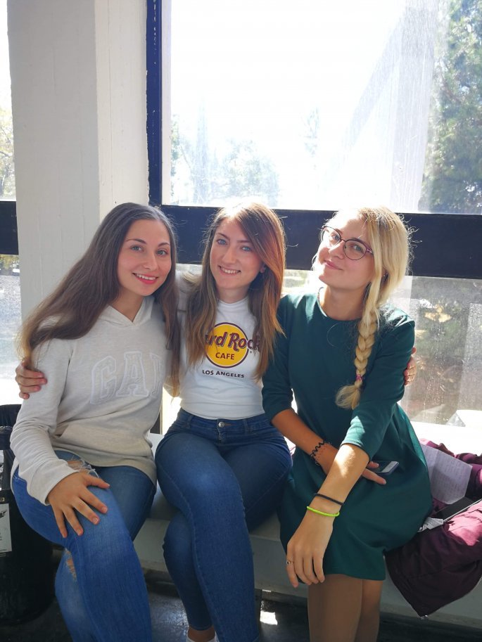 Η Rula Chalamani με συμφοιτητές της στο ΑΠΘ