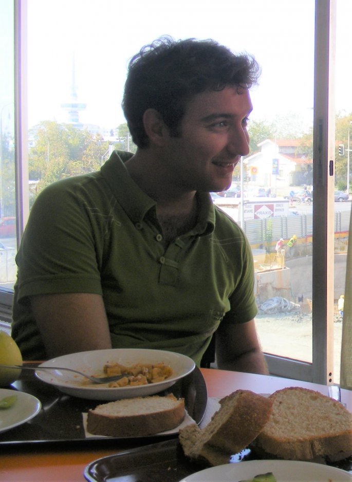 Ο διευθυντής σπουδών του Συλλόγου «Πελαγονία» και απόφοιτος του ΑΠΘ Kristijan Veljanov όταν σπούδαζε στην Ελλάδαv