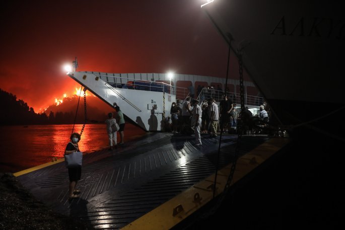 Φωτιά στην Εύβοια: Συγκλονιστικά βίντεο από την εκκένωση με φέρι μποτ |  Έθνος