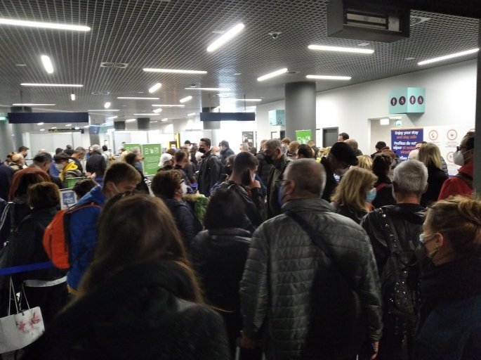 Θεσσαλονίκη-αεροδρόμιο «Μακεδονία»: Πήγαν περίπατο τα μέτρα κατά κορονοϊού- Συνωστισμός για τον… έλεγχο pcr covid