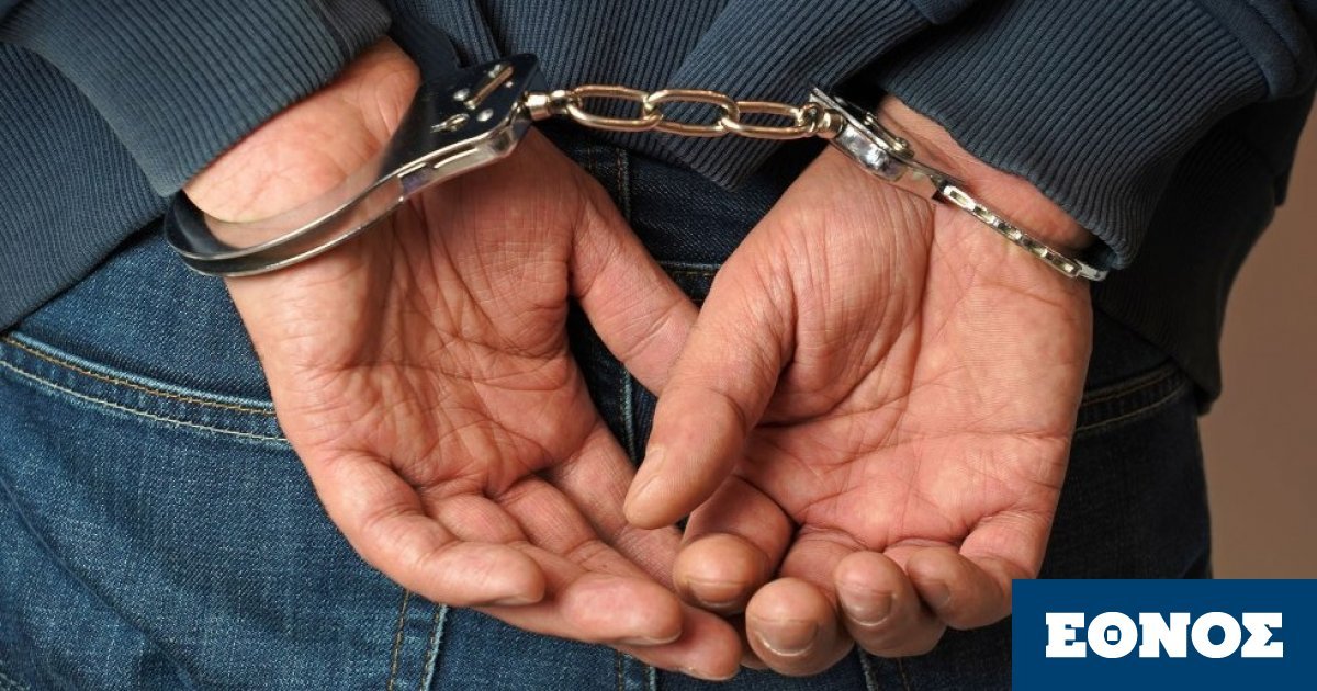 Χειροπέδες σε σωφρονιστικό που έβαζε ναρκωτικά στις φυλακές Μαλανδρίνου