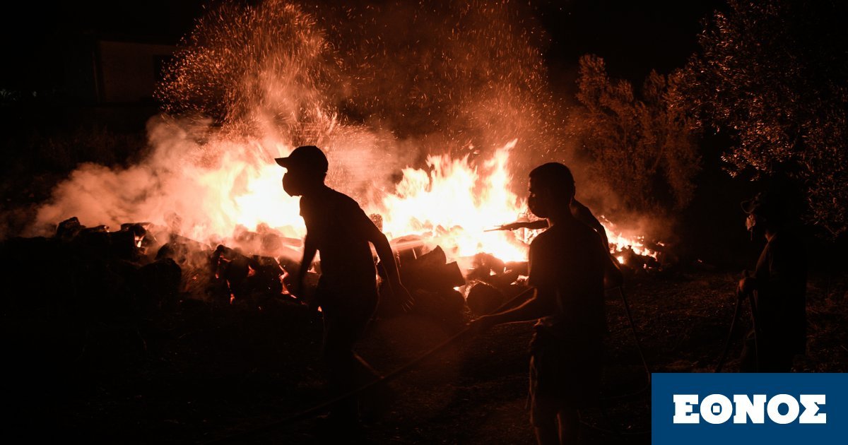 Φωτιά στην Εύβοια: Κοκκίνισε ο ουρανός από τις φλόγες – Καίγονται χωριά
