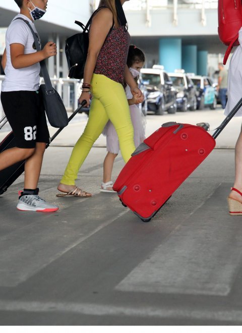 Τουρίστες στο αεροδρόμιο Ελ. Βενιζέλος